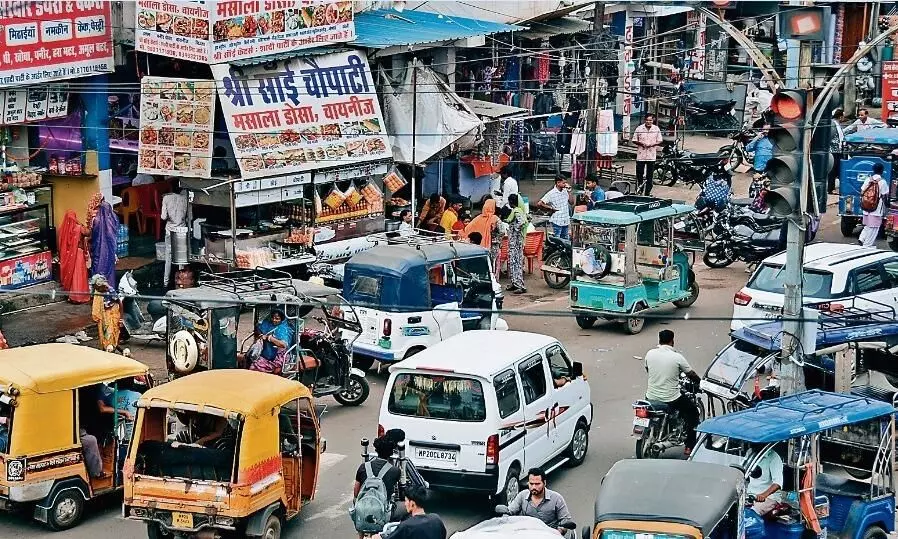 फ्लाईओवर से उतरते वाहन व संकरे पुल से लग रहा जाम, बंद सिग्नल ने और भी बढ़ाई समस्या फ्लाईओवर से उतरते वाहन व संकरे पुल से लग रहा जाम, बंद सिग्नल ने और भी बढ़ाई समस्या