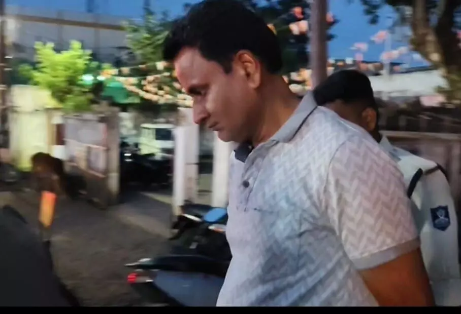 जहरीला कफ सिरप: श्रीसन फार्मा के एमआर की दो दिन की पुलिस रिमांड मंजूर जहरीला कफ सिरप: श्रीसन फार्मा के एमआर की दो दिन की पुलिस रिमांड मंजूर