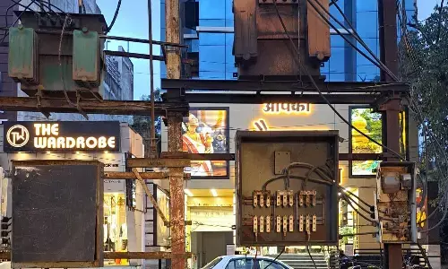 मेन रोड में ही दौड़ रहा खतरे का करंट