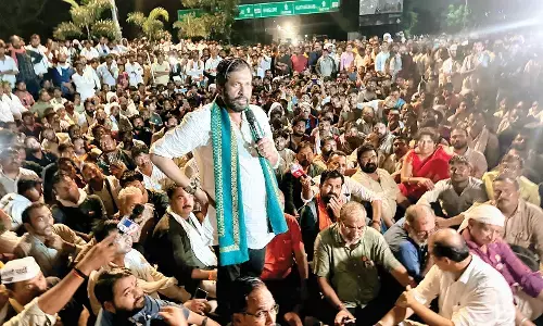 बारिश में भी डटे रहे आंदोलनकारी किसान, शामिल हुए मराठा नेता जरांगे, मुंबई में बैठक, बच्चू कड़ू ले रहे हिस्सा