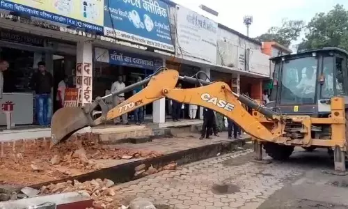 जिला जेल से जयस्तंभ चौक तक फुटपाथ के अतिक्रमण पर कार्रवाई