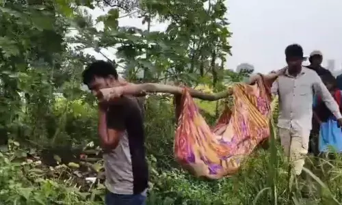 खटोली में शव लेकर आधा किलोमीटर पैदल चले परिजन