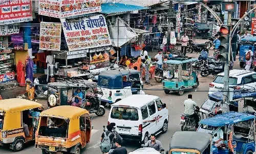 फ्लाईओवर से उतरते वाहन व संकरे पुल से लग रहा जाम, बंद सिग्नल ने और भी बढ़ाई समस्या