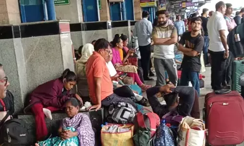 स्टेशन पर घंटों देरी से पहुंचीं ट्रेनें, मेंथा तूफान की मार से छठ-दिवाली की भीड़ हलाकान, यात्रियों की बढ़ी परेशानी