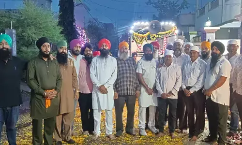 रिमझिम बारिश के बीच गुरुबाणी कीर्तन से गूंजा दीपक नगर, प्रभात फेरी का हुआ भव्य स्वागत रिमझिम बारिश के बीच गुरुबाणी कीर्तन से गूंजा दीपक नगर, प्रभात फेरी का हुआ भव्य स्वागत