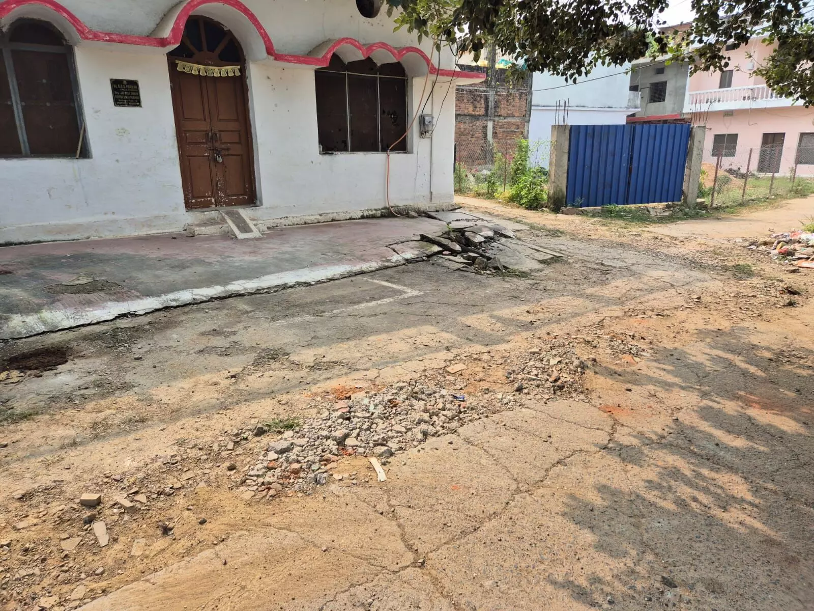 14 महीनों से खुदी पडी है सड़क, पाइप लाईन डालने के नाम पर खोदी गई थी, मोहल्लेवासियों को निकलने में हो रही परेशानी 14 महीनों से खुदी पडी है सड़क, पाइप लाईन डालने के नाम पर खोदी गई थी, मोहल्लेवासियों को निकलने में हो रही परेशानी