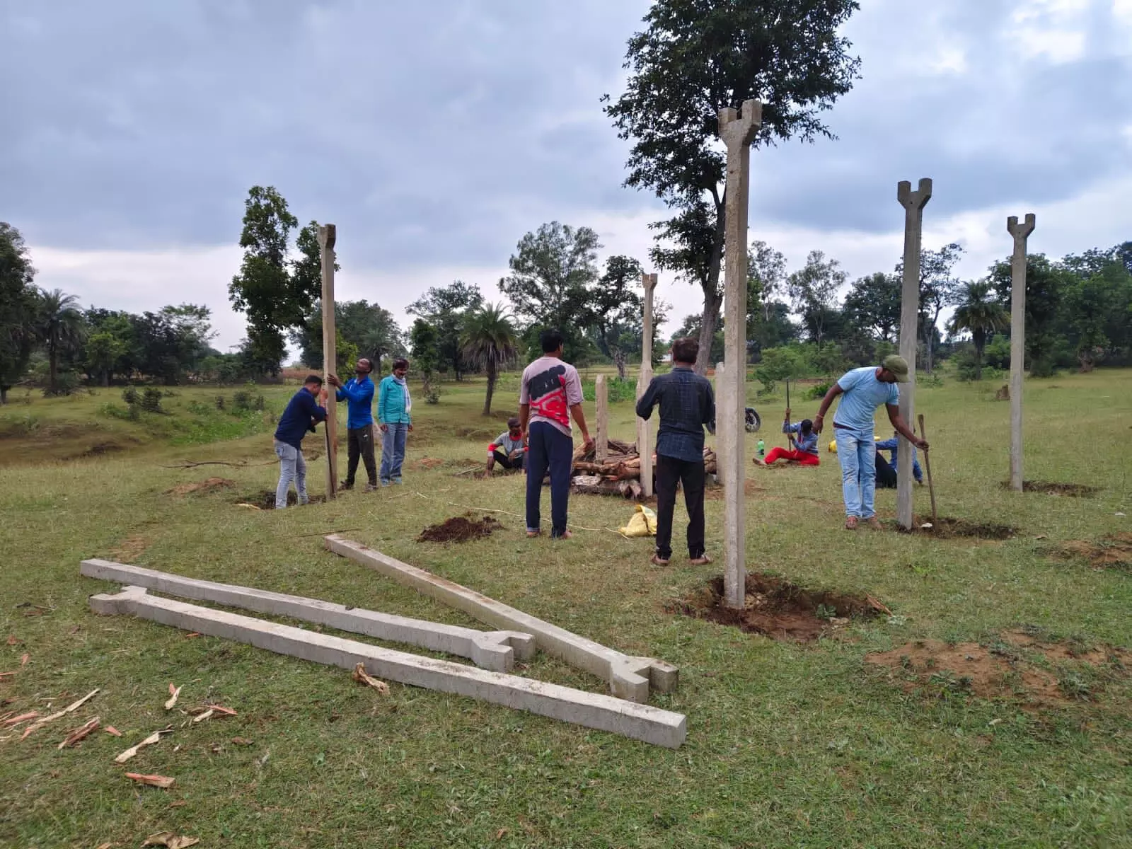 मिन्नतों के बाद भी मोक्षधाम नहीं, अस्थाई टीन शेड खड़ा कर किया अंतिम संस्कार मिन्नतों के बाद भी मोक्षधाम नहीं, अस्थाई टीन शेड खड़ा कर किया अंतिम संस्कार