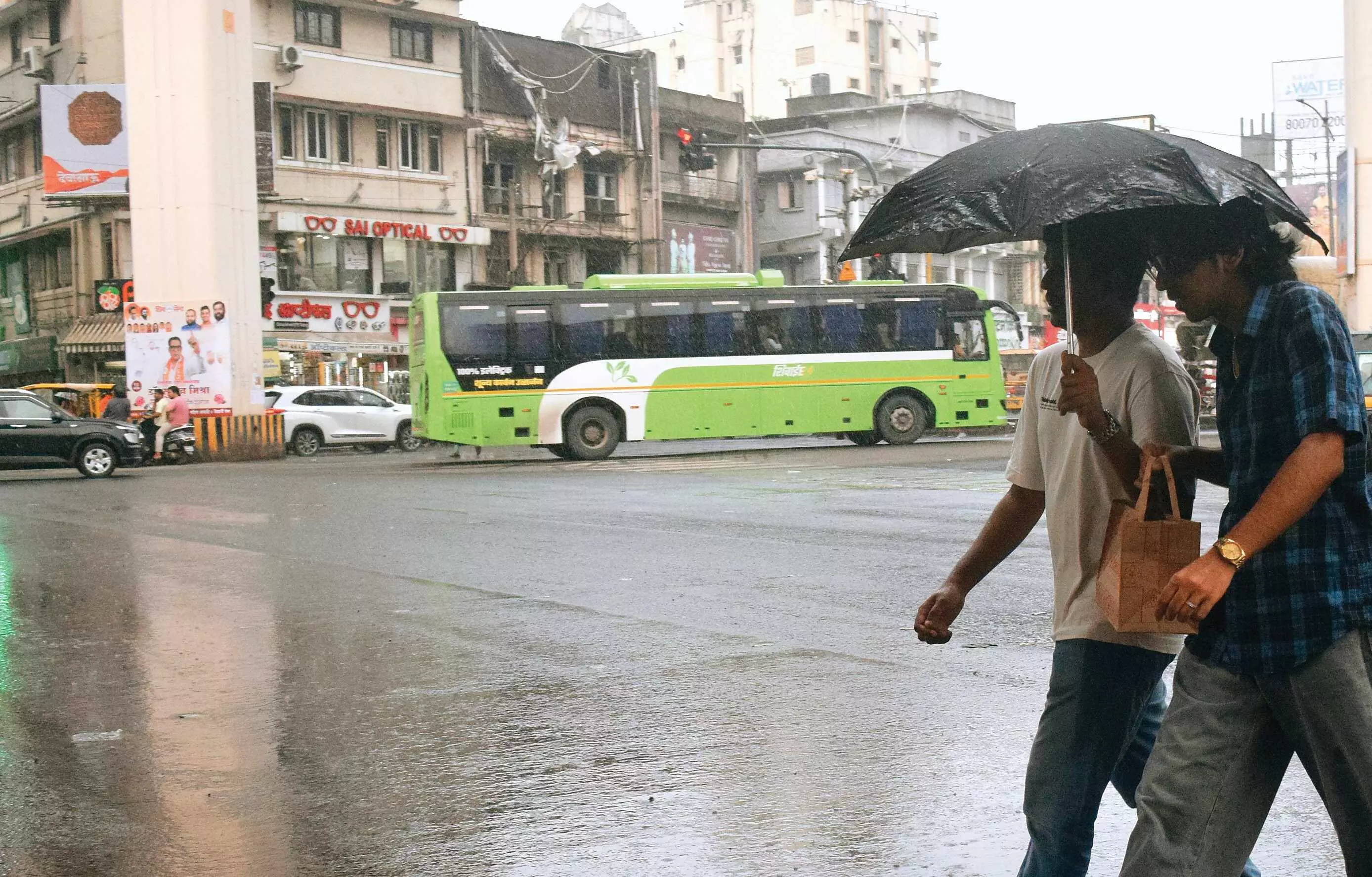 बादल छंटे और धूप खिली, मोंथा चक्रवात का असर हुआ खत्म, रात में गिरेगा तापमान बादल छंटे और धूप खिली, मोंथा चक्रवात का असर हुआ खत्म, रात में गिरेगा तापमान