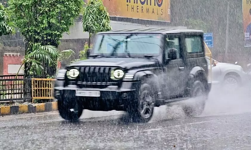 शहर में तूफान मोंथा का असर, दिन भर चला बारिश का दौर शहर में तूफान मोंथा का असर, दिन भर चला बारिश का दौर