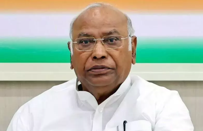 खुद दंगाइयों के साथ खड़ी कांग्रेस, खरगे के RSS की बैन वाली मांग पर बीजेपी ने किया पलटवार खुद दंगाइयों के साथ खड़ी कांग्रेस, खरगे के RSS की बैन वाली मांग पर बीजेपी ने किया पलटवार