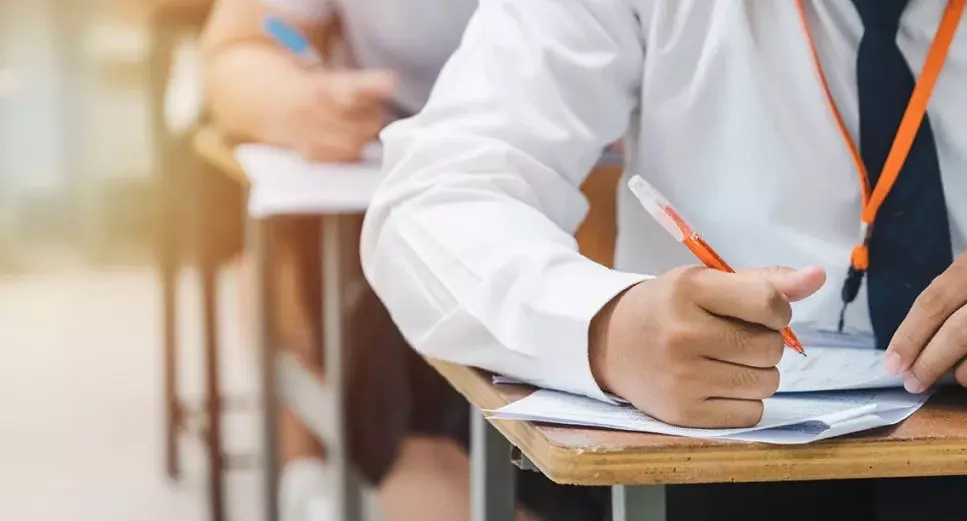 एग्जाम में प्रदूषण को लेकर पूछा गया सवाल, तो स्टूडेंट ने लिख दिया यह मजेदार जवाब, वायरल पोस्ट देख हंसी नहीं रोक पाएंगे आप एग्जाम में प्रदूषण को लेकर पूछा गया सवाल, तो स्टूडेंट ने लिख दिया यह मजेदार जवाब, वायरल पोस्ट देख हंसी नहीं रोक पाएंगे आप