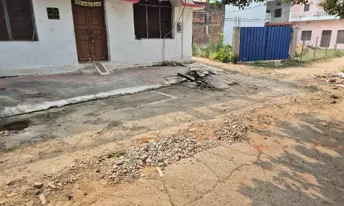 14 महीनों से खुदी पडी है सड़क, पाइप लाईन डालने के नाम पर खोदी गई थी, मोहल्लेवासियों को निकलने में हो रही परेशानी 14 महीनों से खुदी पडी है सड़क, पाइप लाईन डालने के नाम पर खोदी गई थी, मोहल्लेवासियों को निकलने में हो रही परेशानी