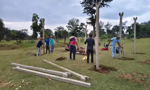 मिन्नतों के बाद भी मोक्षधाम नहीं, अस्थाई टीन शेड खड़ा कर किया अंतिम संस्कार मिन्नतों के बाद भी मोक्षधाम नहीं, अस्थाई टीन शेड खड़ा कर किया अंतिम संस्कार