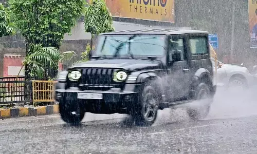 शहर में तूफान मोंथा का असर, दिन भर चला बारिश का दौर शहर में तूफान मोंथा का असर, दिन भर चला बारिश का दौर