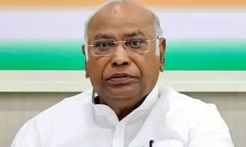 खुद दंगाइयों के साथ खड़ी कांग्रेस, खरगे के RSS की बैन वाली मांग पर बीजेपी ने किया पलटवार खुद दंगाइयों के साथ खड़ी कांग्रेस, खरगे के RSS की बैन वाली मांग पर बीजेपी ने किया पलटवार