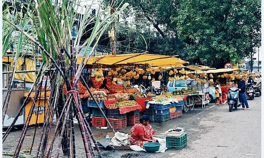 जब हॉकर्स जोन बने तो फिर सड़क पर क्यों लग रहीं सब्जी दुकानें जब हॉकर्स जोन बने तो फिर सड़क पर क्यों लग रहीं सब्जी दुकानें