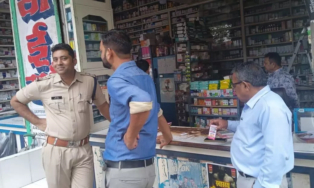 नवीनीकरण के बिना संचालित मिला जिला चिकित्सालय क्षेत्र में मेडिकल स्टोर नवीनीकरण के बिना संचालित मिला जिला चिकित्सालय क्षेत्र में मेडिकल स्टोर