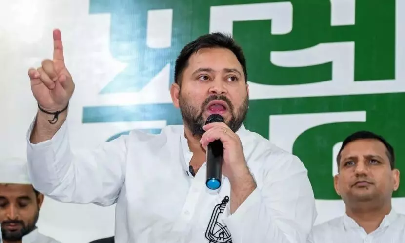 40 लोगों संग बंदूक-गोला-बारूद लेकर घूम रहा आरोपी, मोकामा हत्याकांड को लेकर तेजस्वी ने दागे EC पर सवाल 40 लोगों संग बंदूक-गोला-बारूद लेकर घूम रहा आरोपी, मोकामा हत्याकांड को लेकर तेजस्वी ने दागे EC पर सवाल