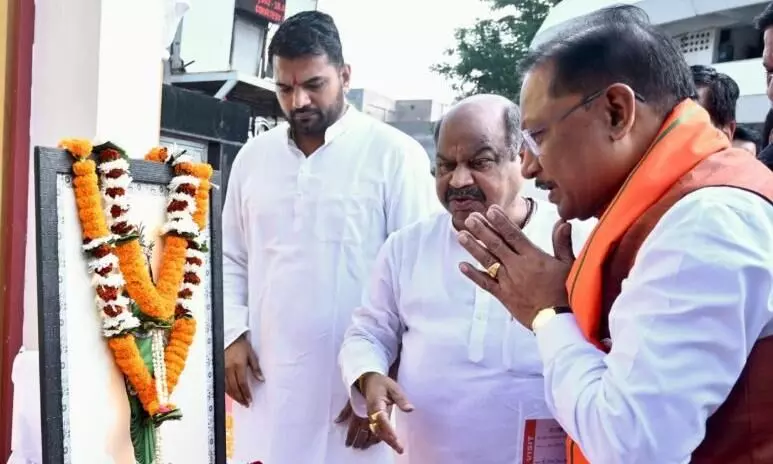 मुख्यमंत्री ने छत्तीसगढ़ महतारी की प्रतिमा पर माल्यार्पण कर उन्हें नमन किया मुख्यमंत्री ने छत्तीसगढ़ महतारी की प्रतिमा पर माल्यार्पण कर उन्हें नमन किया