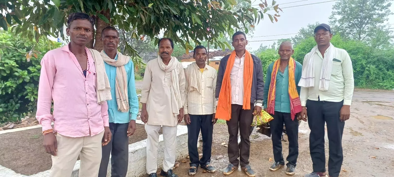 वर्षों से जिस जमीन पर आदिवासी कर रहे थे खेती, उसे बताया गया वनभूमि, दर्जनों आदिवासी परिवारों पर अजीविका का संकट वर्षों से जिस जमीन पर आदिवासी कर रहे थे खेती, उसे बताया गया वनभूमि, दर्जनों आदिवासी परिवारों पर अजीविका का संकट