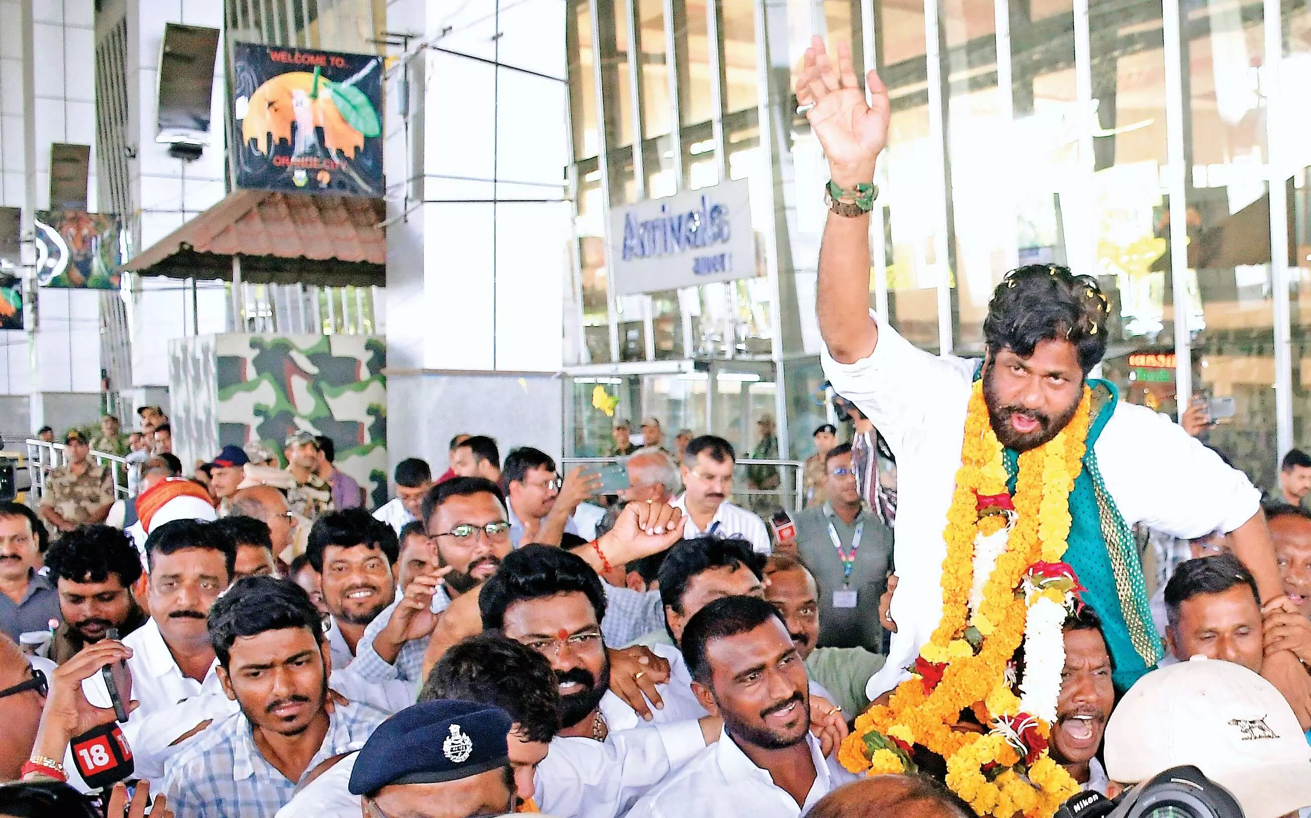 कड़ू बोले - कर्जमाफी की तारीख पर सरकार ने विश्वासघात किया तो खैर नहीं, तायडे का आरोप - इनका 72 एकड़ में बंगला और स्वीमिंग पुल! कड़ू बोले - कर्जमाफी की तारीख पर सरकार ने विश्वासघात किया तो खैर नहीं, तायडे का आरोप - इनका 72 एकड़ में बंगला और स्वीमिंग पुल!