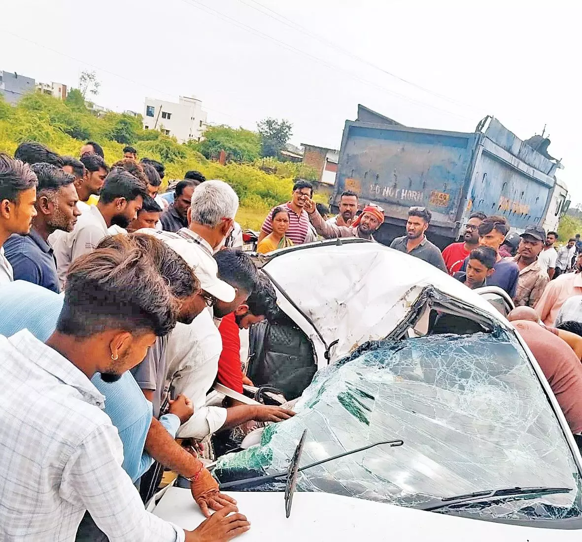 वणी में भीषण सड़क हादसा - ट्रक ने कार को रौंदा, एक ही परिवार के 5 लोगों की मौत वणी में भीषण सड़क हादसा - ट्रक ने कार को रौंदा, एक ही परिवार के 5 लोगों की मौत