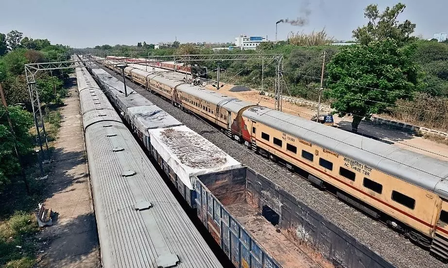 रफ्तार हुई कम, कई को आउटर पर ही रोका रफ्तार हुई कम, कई को आउटर पर ही रोका