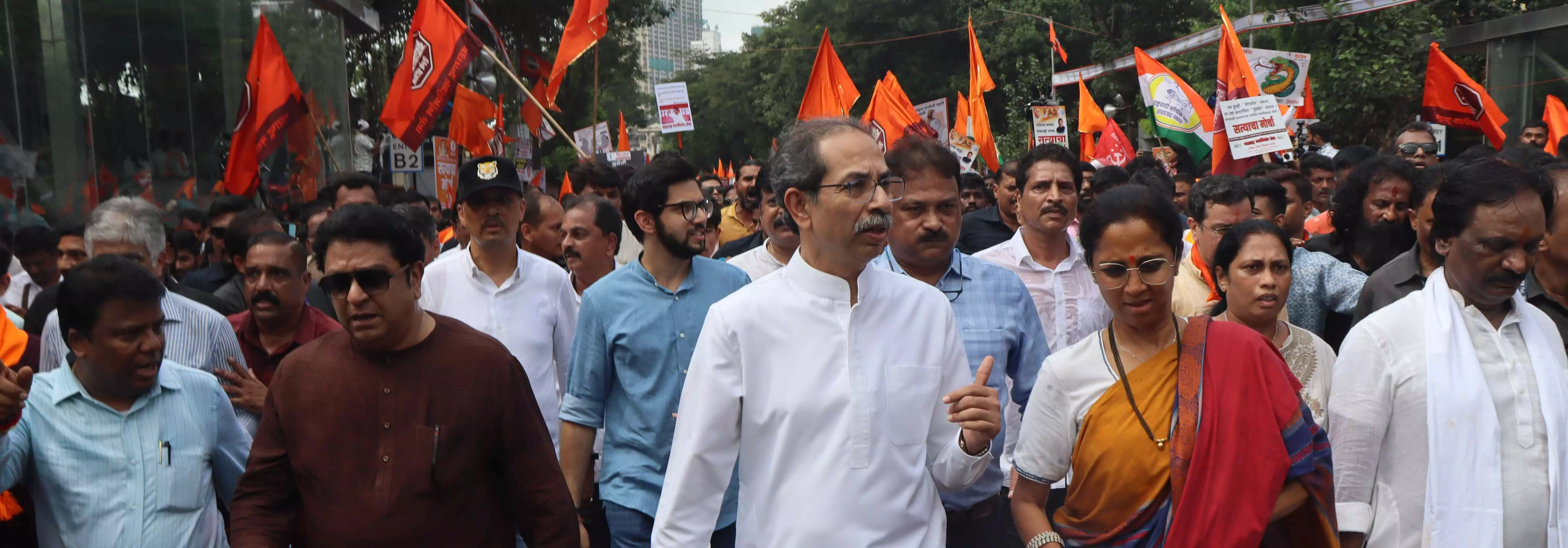 चुनाव आयोग को घेरने सड़क पर उतरी महाविकास आघाड़ी और मनसे, निकाला सत्य का मोर्चा चुनाव आयोग को घेरने सड़क पर उतरी महाविकास आघाड़ी और मनसे, निकाला सत्य का मोर्चा