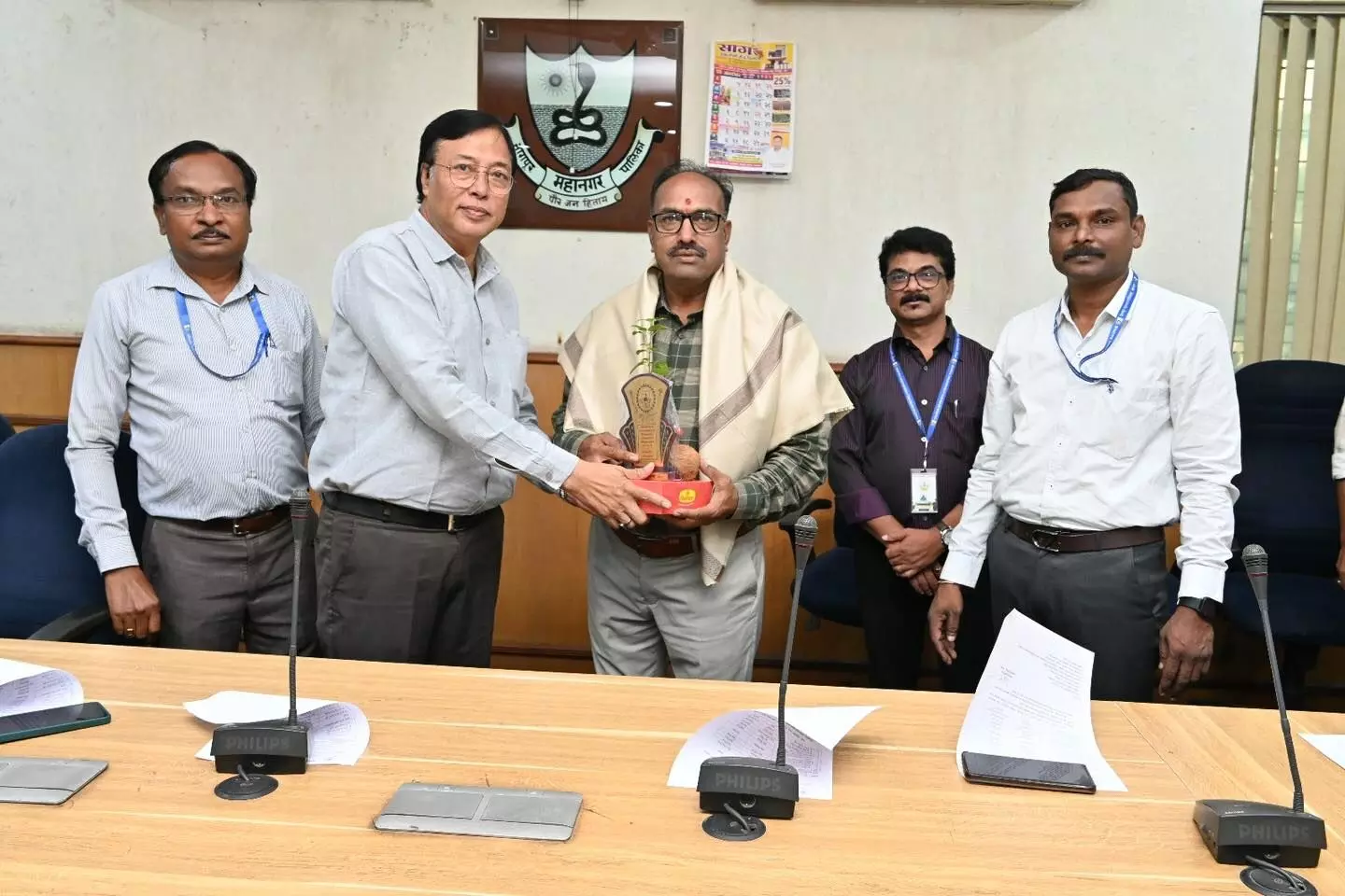 सेवानिवृत्त कर्मचारियों का सत्कार संपन्न, शिक्षकों और अग्निशमन अधिकारी समेत अन्य कर्मचारी शामिल सेवानिवृत्त कर्मचारियों का सत्कार संपन्न, शिक्षकों और अग्निशमन अधिकारी समेत अन्य कर्मचारी शामिल