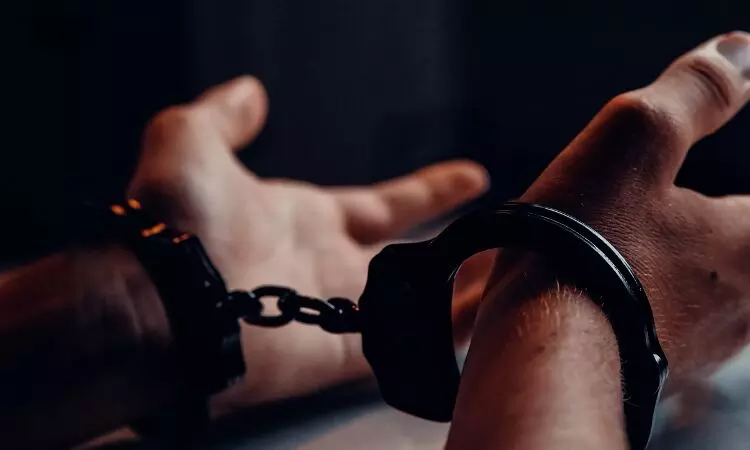 ड्रग्स विक्रेता गिरफ्तार फरार साथी की तलाश जारी, छापेमारी में मिली रिवॉल्वर और दो धराए ड्रग्स विक्रेता गिरफ्तार फरार साथी की तलाश जारी, छापेमारी में मिली रिवॉल्वर और दो धराए