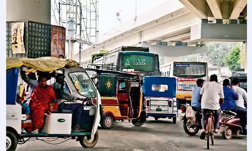 चौराहे पर यात्री बसों और ई-रिक्शा चालकों का कब्जा, बेपटरी हुआ क्षेत्र का यातायात चौराहे पर यात्री बसों और ई-रिक्शा चालकों का कब्जा, बेपटरी हुआ क्षेत्र का यातायात