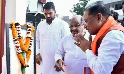 मुख्यमंत्री ने छत्तीसगढ़ महतारी की प्रतिमा पर माल्यार्पण कर उन्हें नमन किया मुख्यमंत्री ने छत्तीसगढ़ महतारी की प्रतिमा पर माल्यार्पण कर उन्हें नमन किया