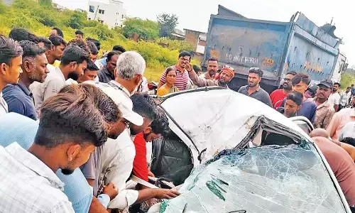 वणी में भीषण सड़क हादसा - ट्रक ने कार को रौंदा, एक ही परिवार के 5 लोगों की मौत