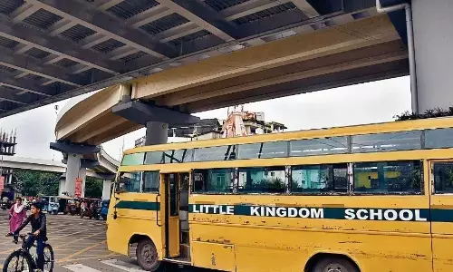 चलती स्कूल बस का पहिया निकला, बड़ा हादसा टला चलती स्कूल बस का पहिया निकला, बड़ा हादसा टला