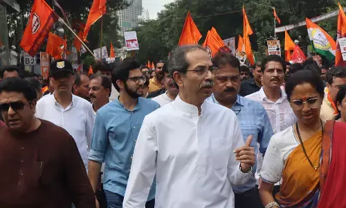 चुनाव आयोग को घेरने सड़क पर उतरी महाविकास आघाड़ी और मनसे, निकाला सत्य का मोर्चा चुनाव आयोग को घेरने सड़क पर उतरी महाविकास आघाड़ी और मनसे, निकाला सत्य का मोर्चा