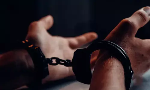 ड्रग्स विक्रेता गिरफ्तार फरार साथी की तलाश जारी, छापेमारी में मिली रिवॉल्वर और दो धराए