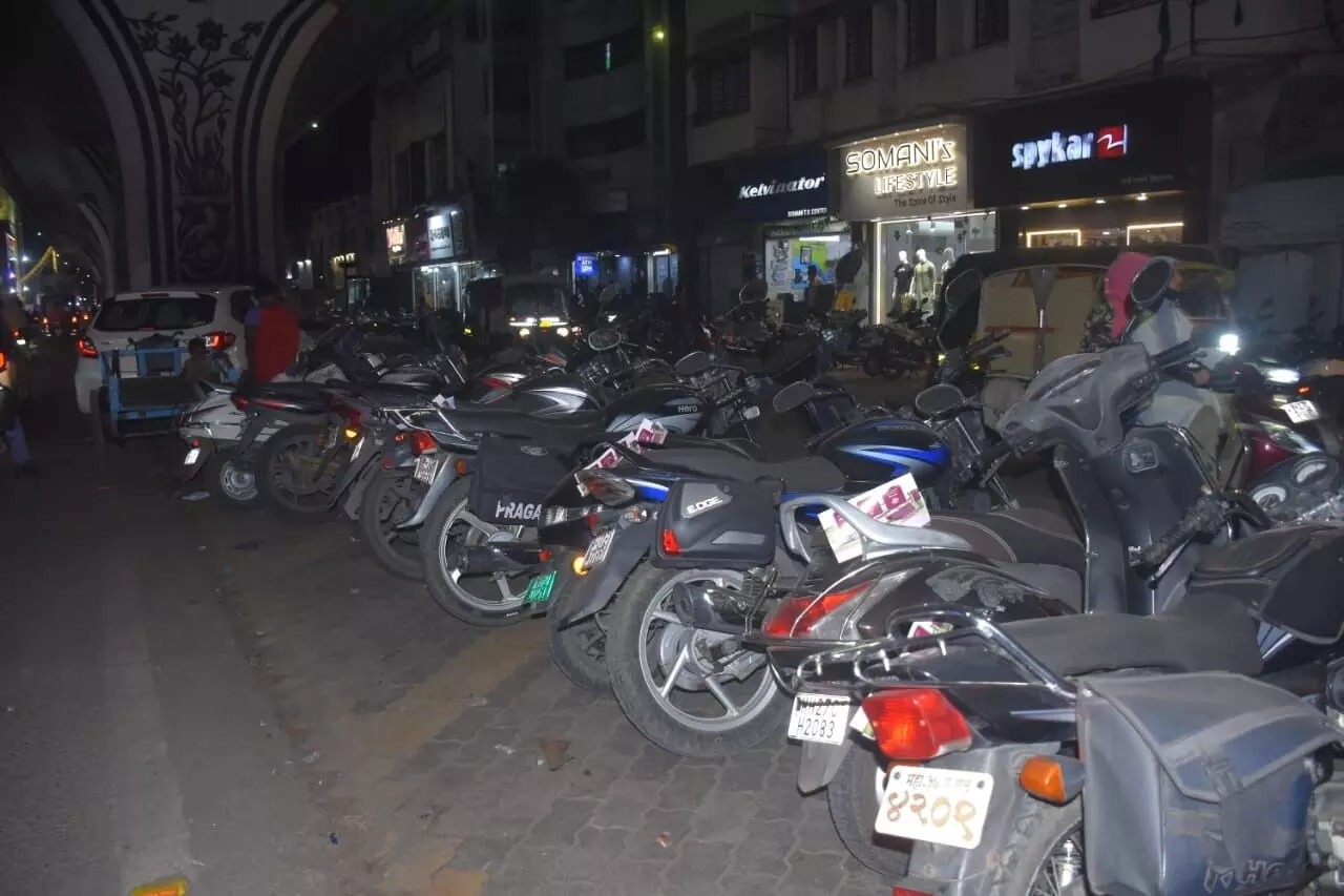 अमरावती में उड़ानपुल के नीचे होगी पार्किंग, लेकिन देने होंगे पैसे अमरावती में उड़ानपुल के नीचे होगी पार्किंग, लेकिन देने होंगे पैसे