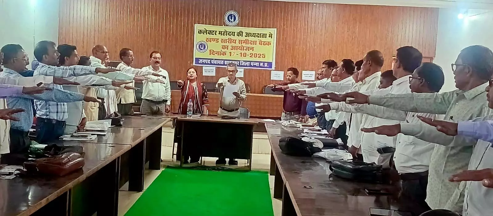 एसडीएम ने दिलाई राजस्व कर्मचारियों को राष्ट्रीय एकता की शपथ एसडीएम ने दिलाई राजस्व कर्मचारियों को राष्ट्रीय एकता की शपथ