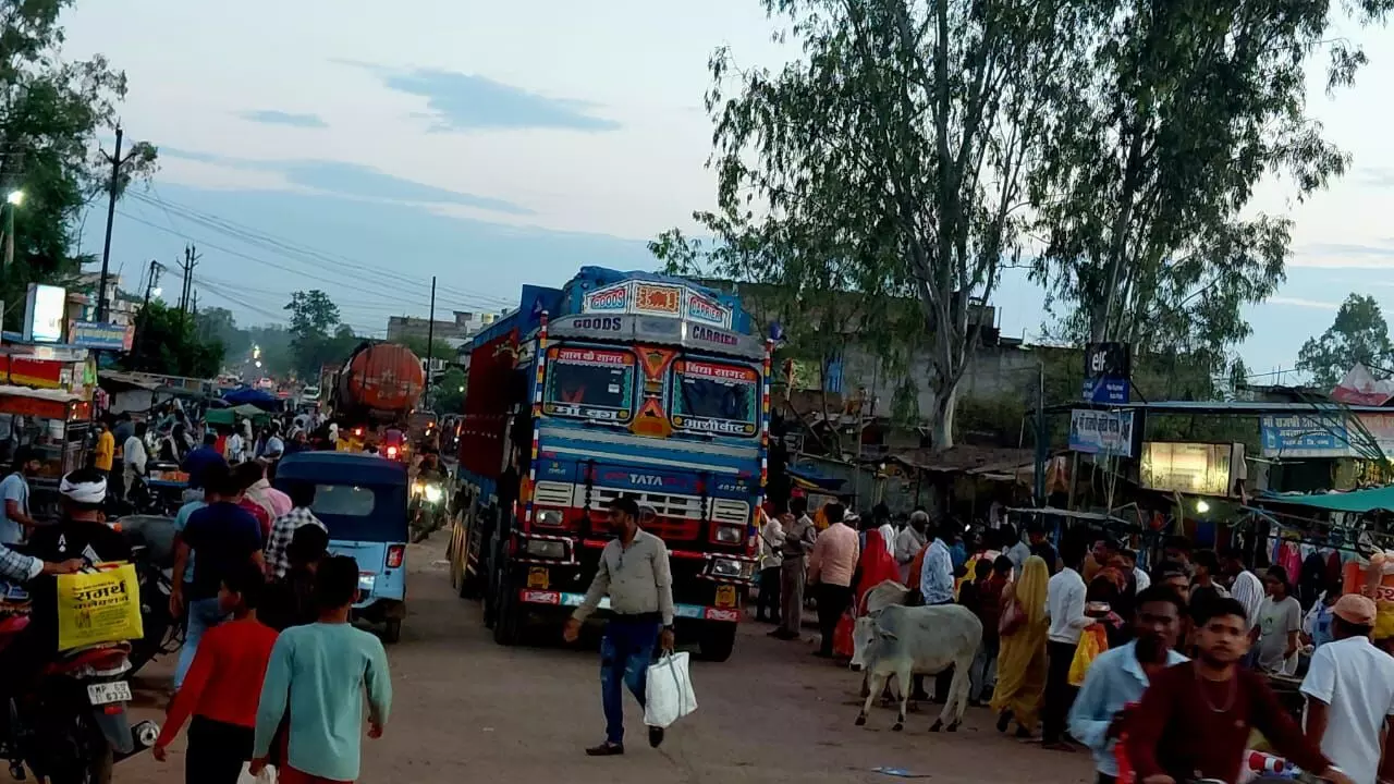 शाहनगर में साप्ताहिक बाजार से लग रहा जाम, बढ रहा हादसों का खतरा शाहनगर में साप्ताहिक बाजार से लग रहा जाम, बढ रहा हादसों का खतरा