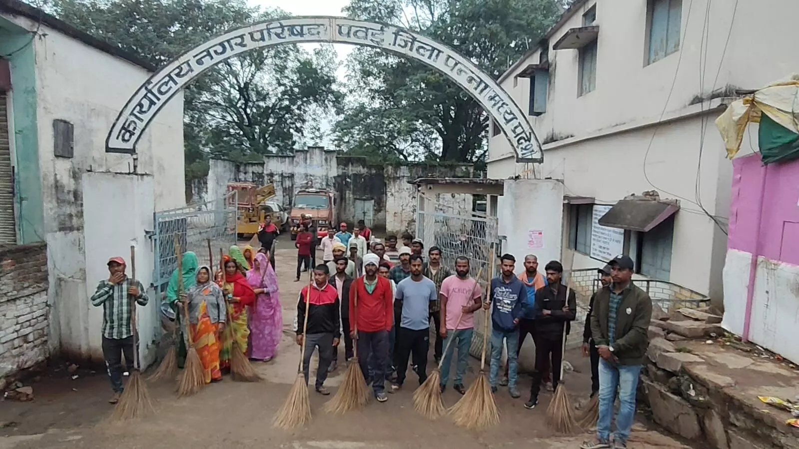 नगर परिषद ने 14 अस्थाई श्रमिकों को हटाया, उपस्थिति, कार्य व्यवहार व वरिष्ठ अधिकारियों से अभद्र व्यवहार को लेकर की कार्यवाही नगर परिषद ने 14 अस्थाई श्रमिकों को हटाया, उपस्थिति, कार्य व्यवहार व वरिष्ठ अधिकारियों से अभद्र व्यवहार को लेकर की कार्यवाही