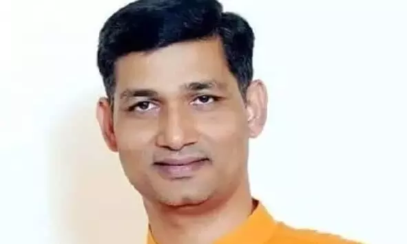 अधिकारियों को जान से मारने की धमकी दे रहे नेता अधिकारियों को जान से मारने की धमकी दे रहे नेता