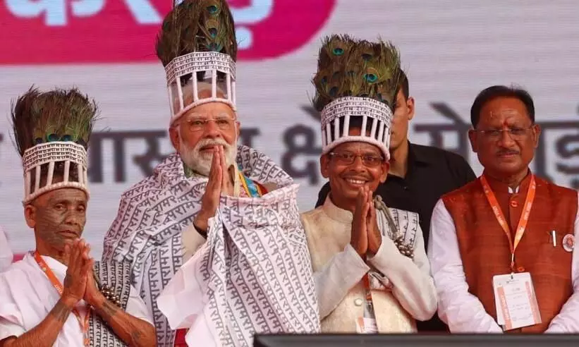 आस्था ने छुआ हृदय : प्रधानमंत्री नरेंद्र मोदी से रामनामी समाज के प्रतिनिधियों की आत्मीय भेंट आस्था ने छुआ हृदय : प्रधानमंत्री नरेंद्र मोदी से रामनामी समाज के प्रतिनिधियों की आत्मीय भेंट