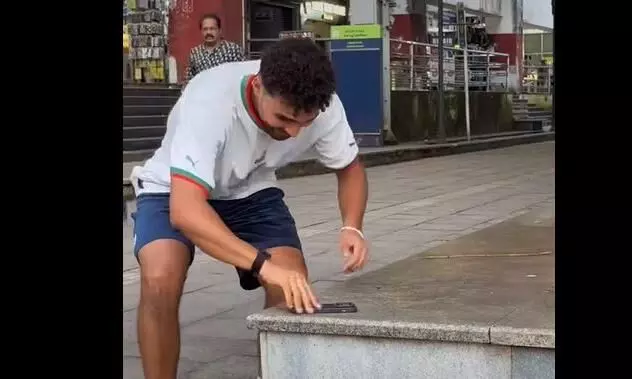 विदेशी शख्स ने भारतीयों की इमानदारी का लिया टेस्ट, फोन छोड़कर गया बाजार में फिर मिला ऐसी जगह, यहां देखें वीडियो विदेशी शख्स ने भारतीयों की इमानदारी का लिया टेस्ट, फोन छोड़कर गया बाजार में फिर मिला ऐसी जगह, यहां देखें वीडियो