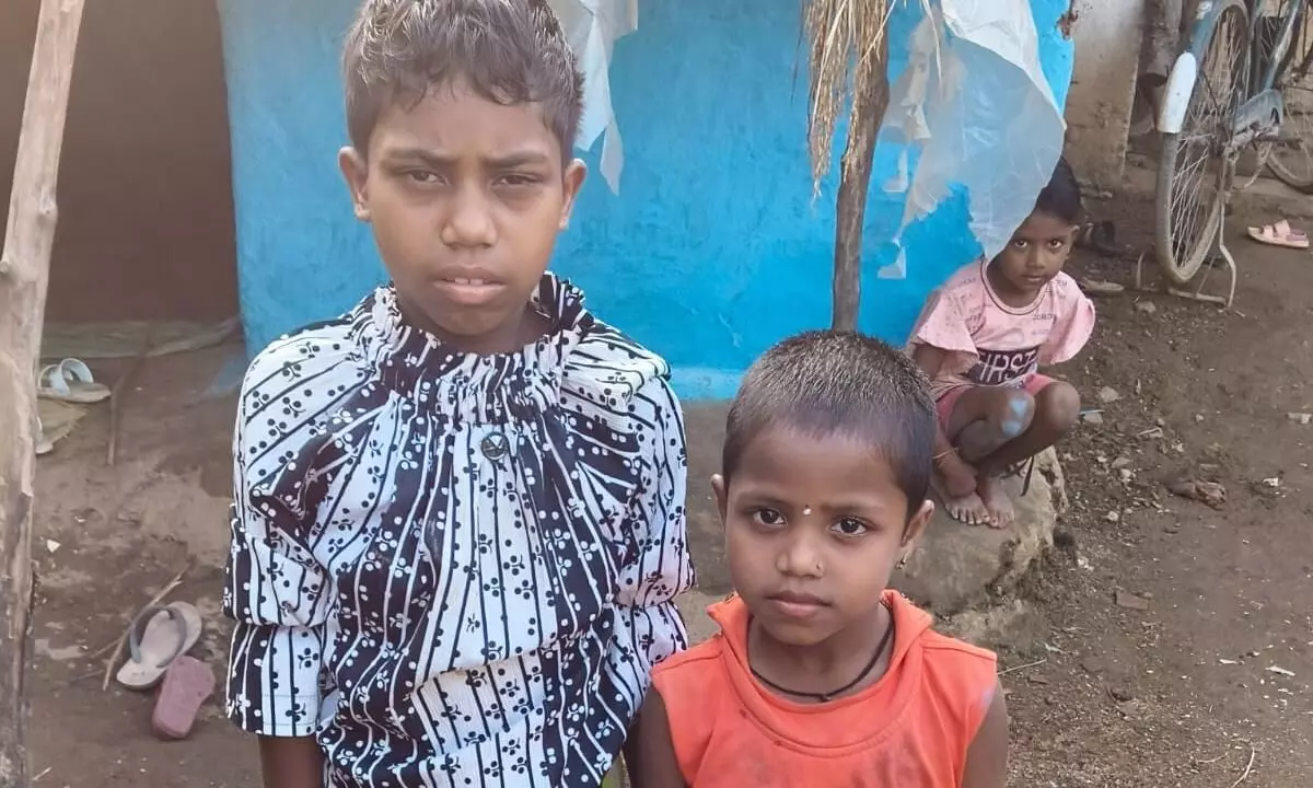 पहले कोरोना ने छीना माता-पिता का साया, प्रशासन ने रोका पेट भरने का सहारा पहले कोरोना ने छीना माता-पिता का साया, प्रशासन ने रोका पेट भरने का सहारा