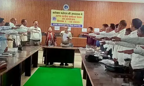 एसडीएम ने दिलाई राजस्व कर्मचारियों को राष्ट्रीय एकता की शपथ एसडीएम ने दिलाई राजस्व कर्मचारियों को राष्ट्रीय एकता की शपथ