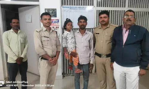 बाजार में गुम हुई बच्ची, पुलिस के सहयोग परिजनों को मिली बाजार में गुम हुई बच्ची, पुलिस के सहयोग परिजनों को मिली