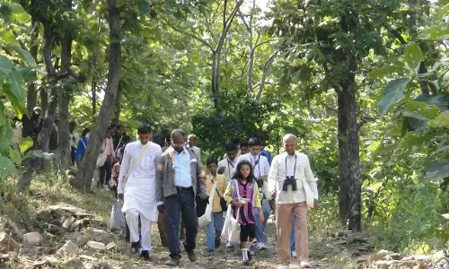 मध्यप्रदेश स्थापना दिवस पर विद्यार्थियों को वितरित हुई मधुमक्खियों का अनोखा संसार पुस्तिका