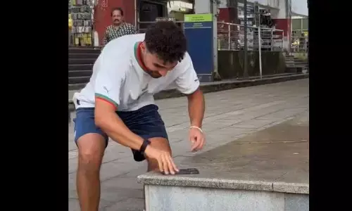 विदेशी शख्स ने भारतीयों की इमानदारी का लिया टेस्ट, फोन छोड़कर गया बाजार में फिर मिला ऐसी जगह, यहां देखें वीडियो