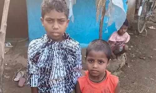 पहले कोरोना ने छीना माता-पिता का साया,  प्रशासन ने रोका पेट भरने का सहारा