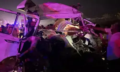 जोधपुर में ट्रेलर से टकराया श्रद्धालुओं से सवार टेंपो ट्रैवलर, 15 लोगों की मौत, कई घायल जोधपुर में ट्रेलर से टकराया श्रद्धालुओं से सवार टेंपो ट्रैवलर, 15 लोगों की मौत, कई घायल